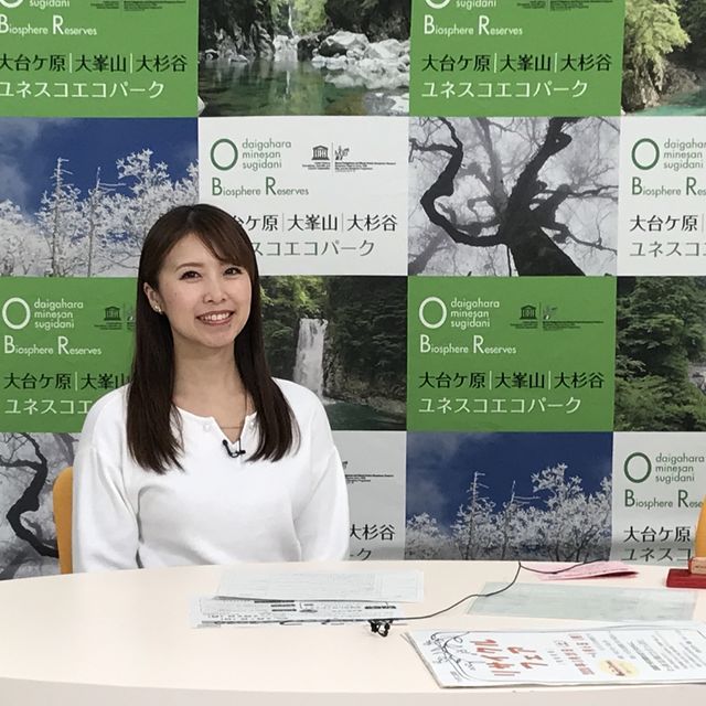 カメラ目線の女性